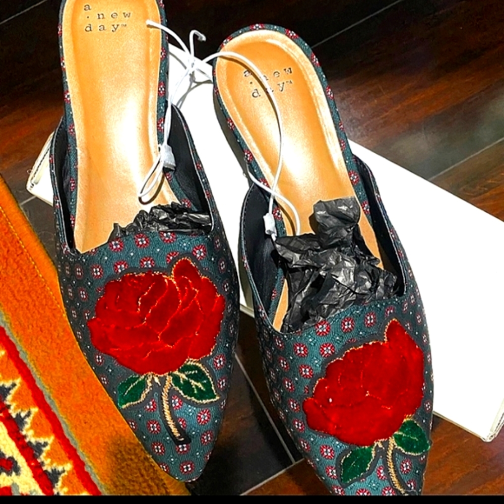 ♥️SOLD NWT Embroidered  mules  7.5 - Picture 3 of 5